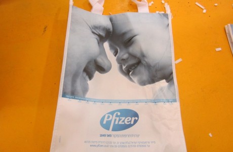 תיקי אל בד ממותגים עבור חברת התרופות Pfizer